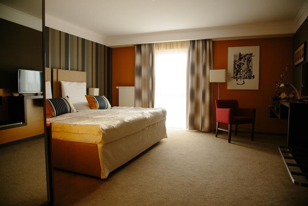 Impiq Hotel Trnava Esterno foto