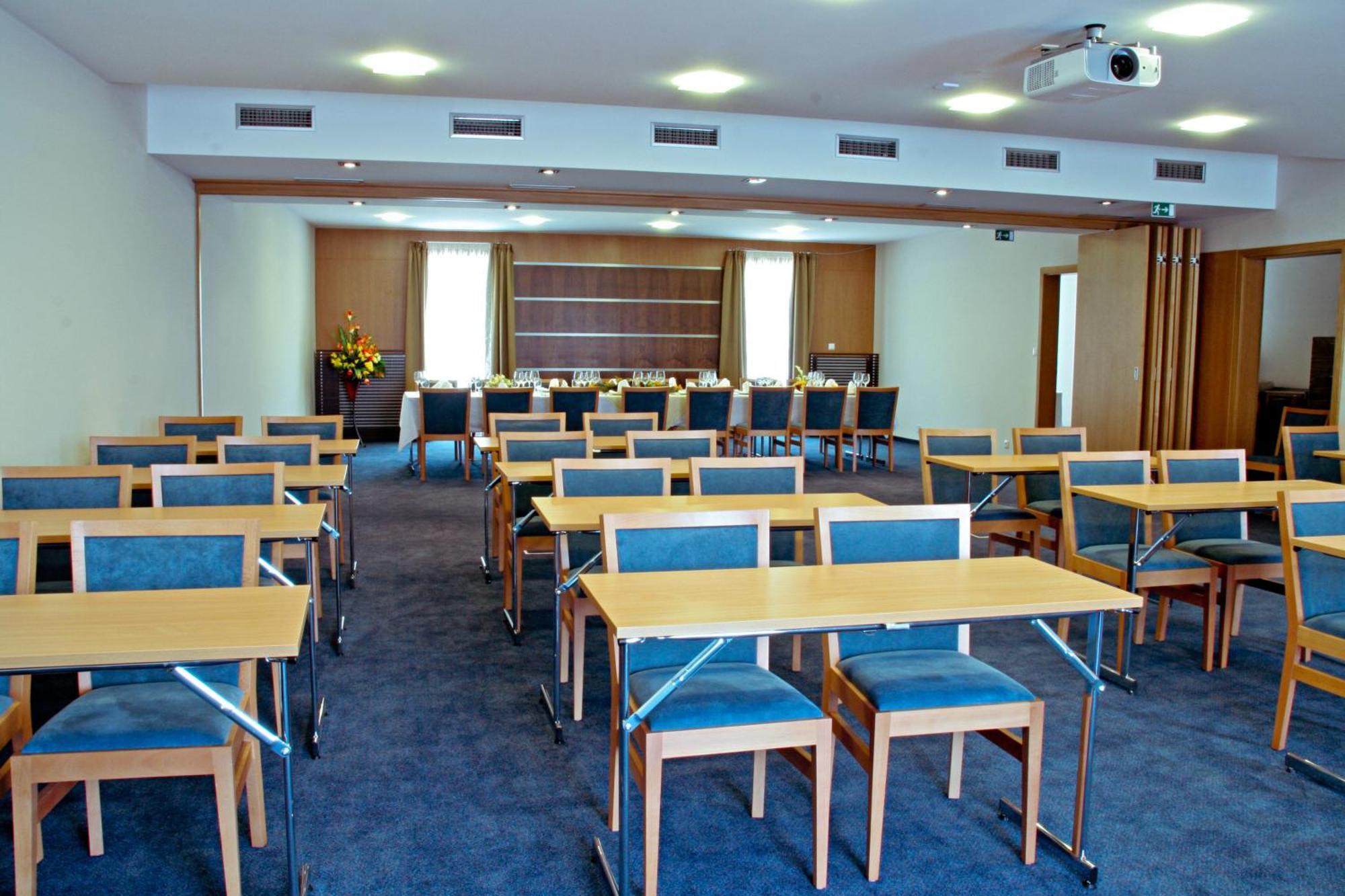 Impiq Hotel Trnava Esterno foto