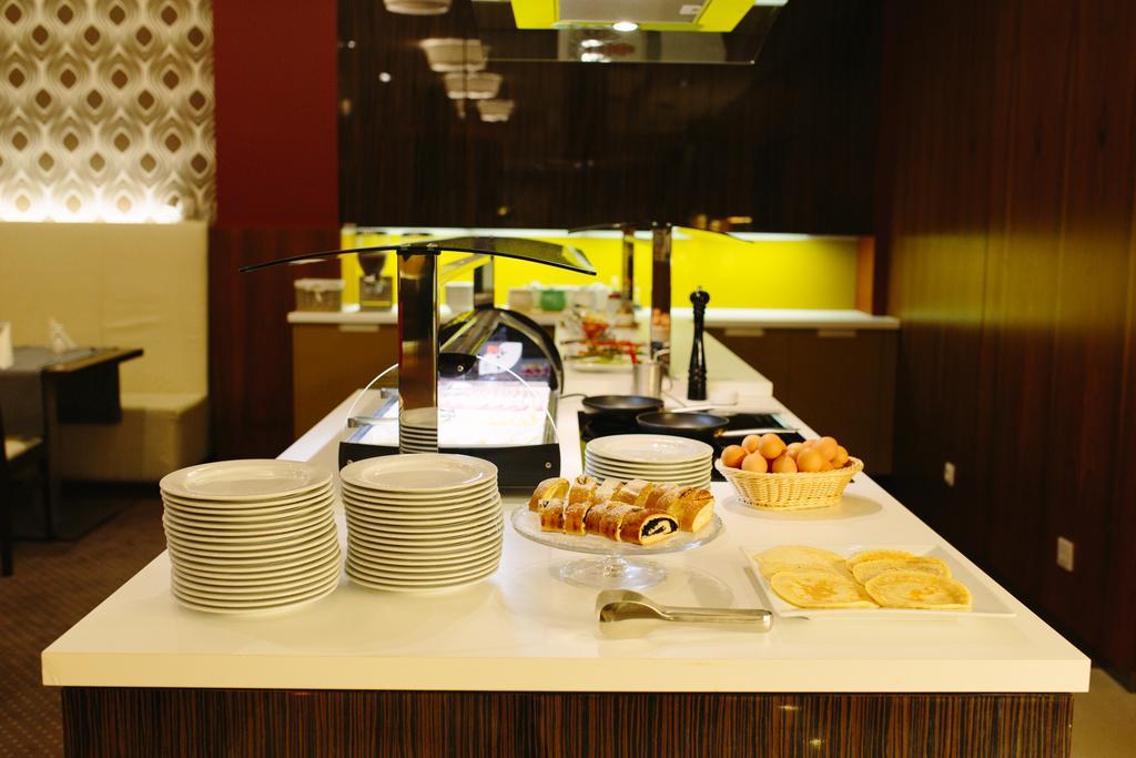 Impiq Hotel Trnava Esterno foto